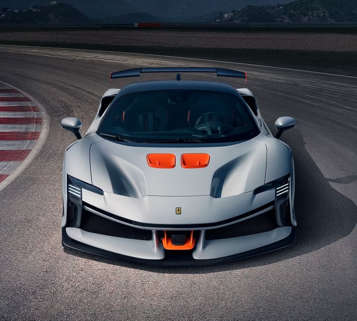 Ferrari SF90 XX Stradale é apresentado com 1.030 cv e maior