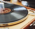 Polyvox lan?a toca-discos de Vinil com belt drive, Bluetooth e mais