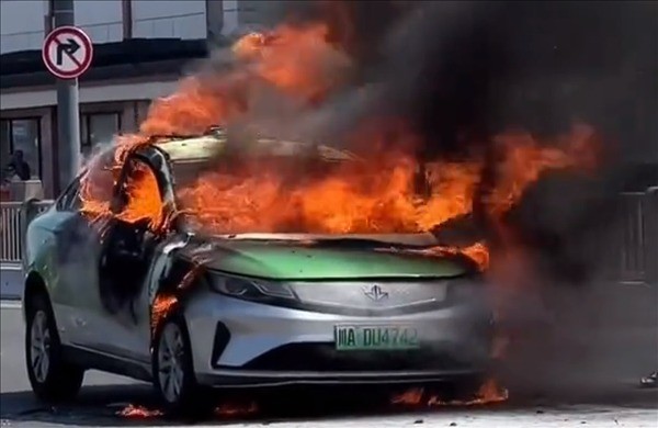 Carro elétrico pega fogo e causa grande congestionamento na China