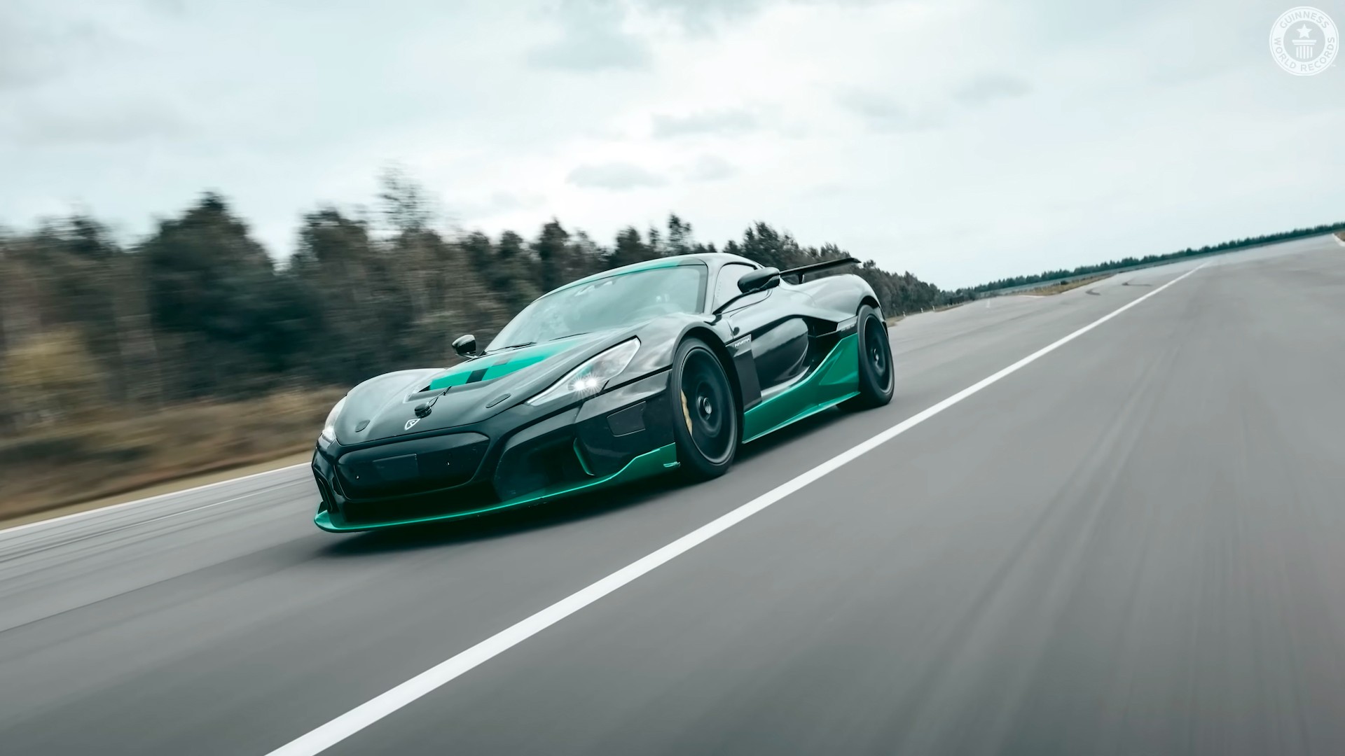 Electric car breaks record and enters the Guinness Book of Records after traveling at 275km/h at