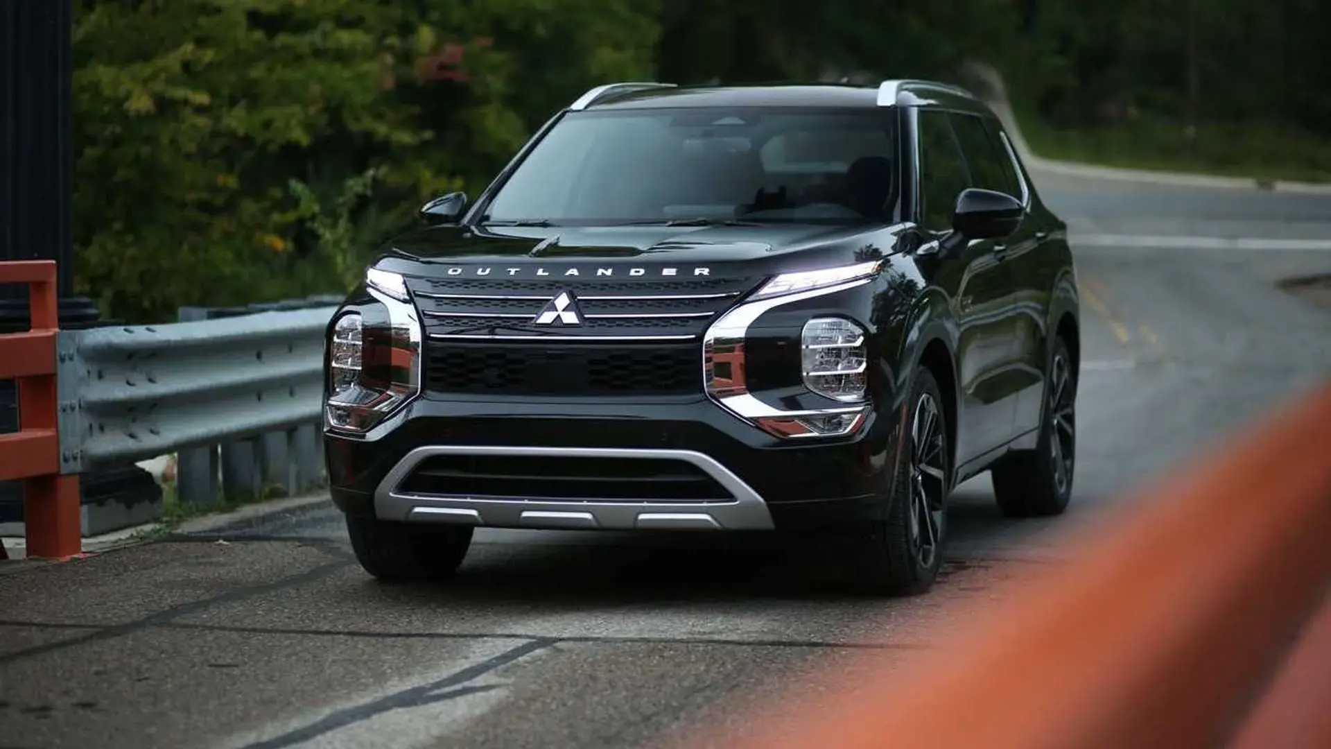 Mitsubishi confirma o lançamento de um SUV híbrido plugin no Brasil em