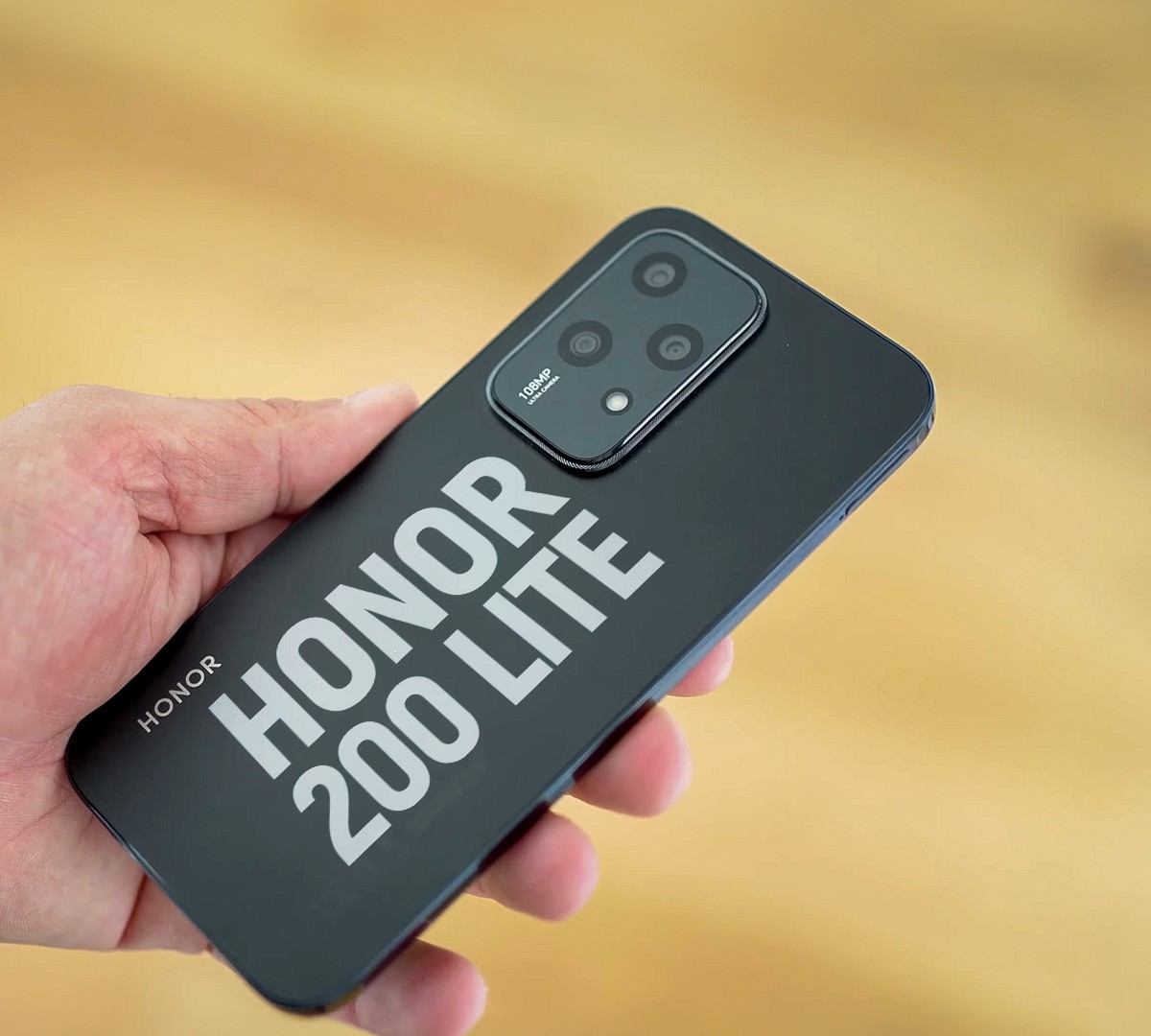 Honor 200 Lite é o iPhone acessível com ilha dinâmica e câmera de