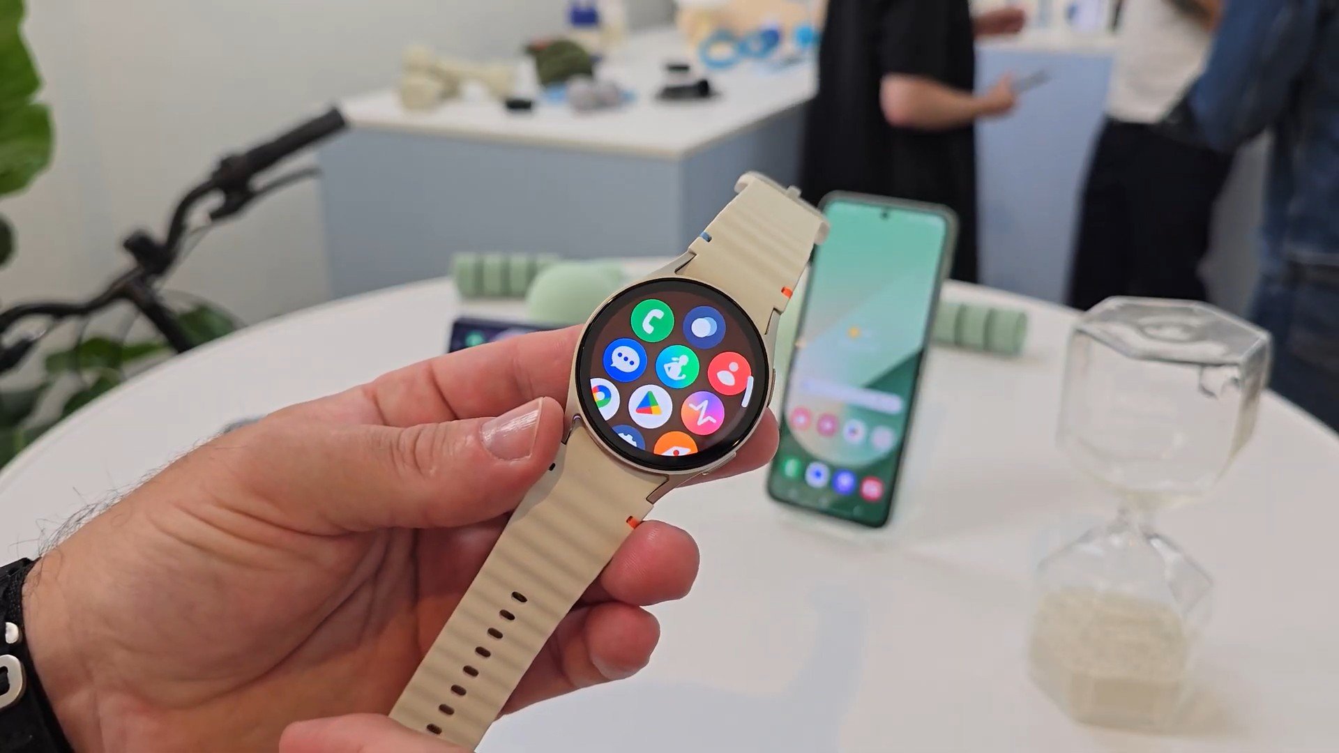 Samsung Galaxy Watch 7 em oferta: relógio da Samsung com recursos de IA por R$ 1.100