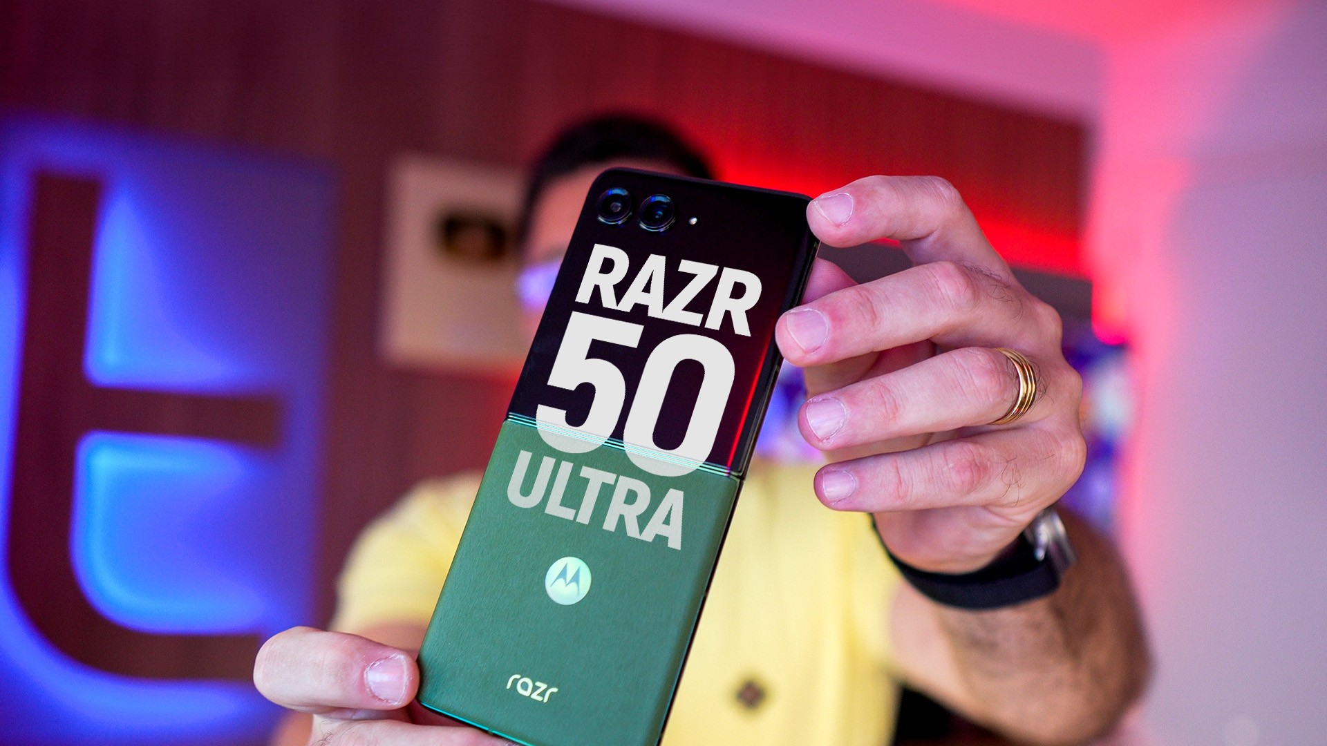 Razr 50 Ultra: celular dobrável Motorola traz boa tela, som e bateria | Análise / Review
 #ÚltimasNotícias #tecnologia