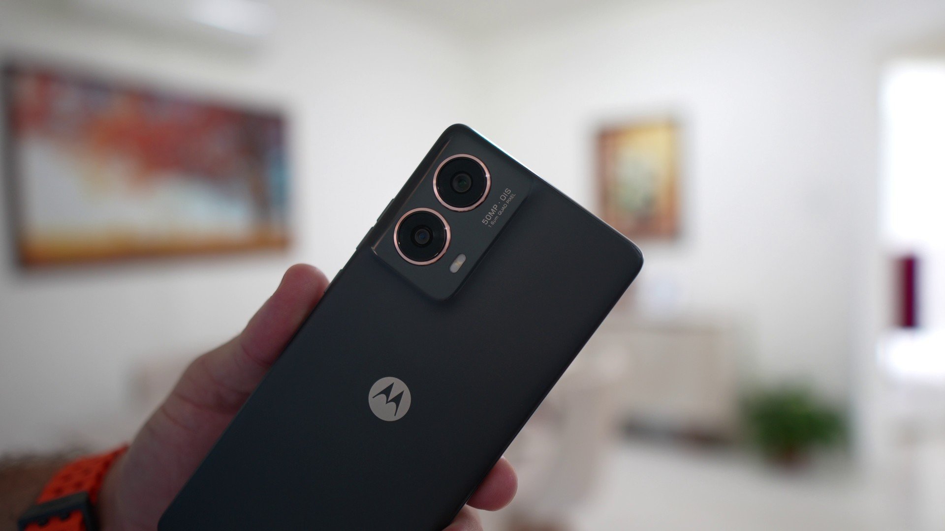 Motorola Moto G86: ficha técnica vaza com bateria de 6.720mAh, chip MediaTek e mais