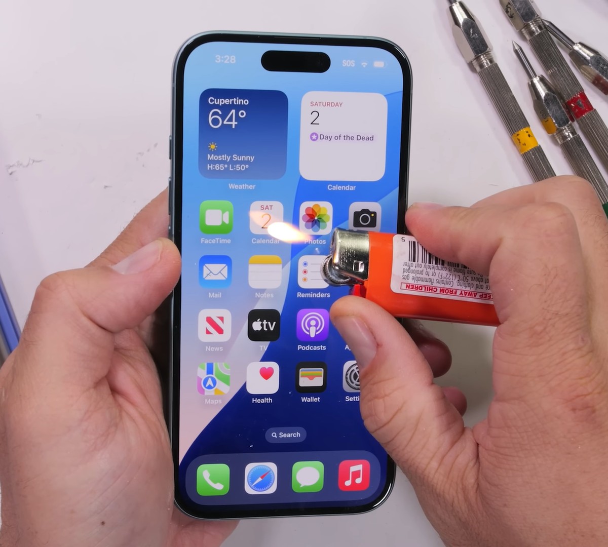 iPhone 16 encara arranhões, fogo e curvatura em teste de