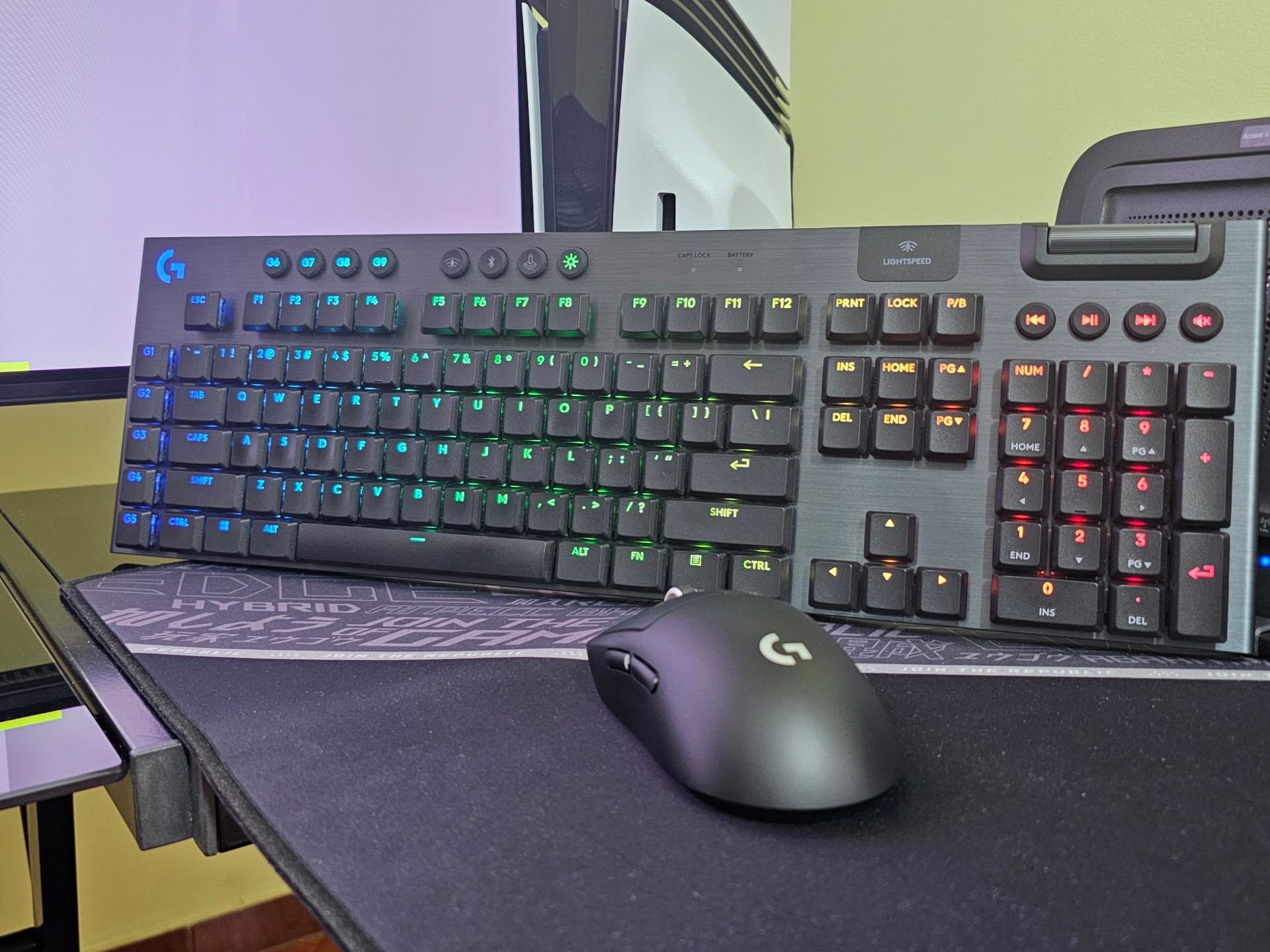 Logitech G915 X LIGHTSPEED: teclado gamer de perfil baixo quase