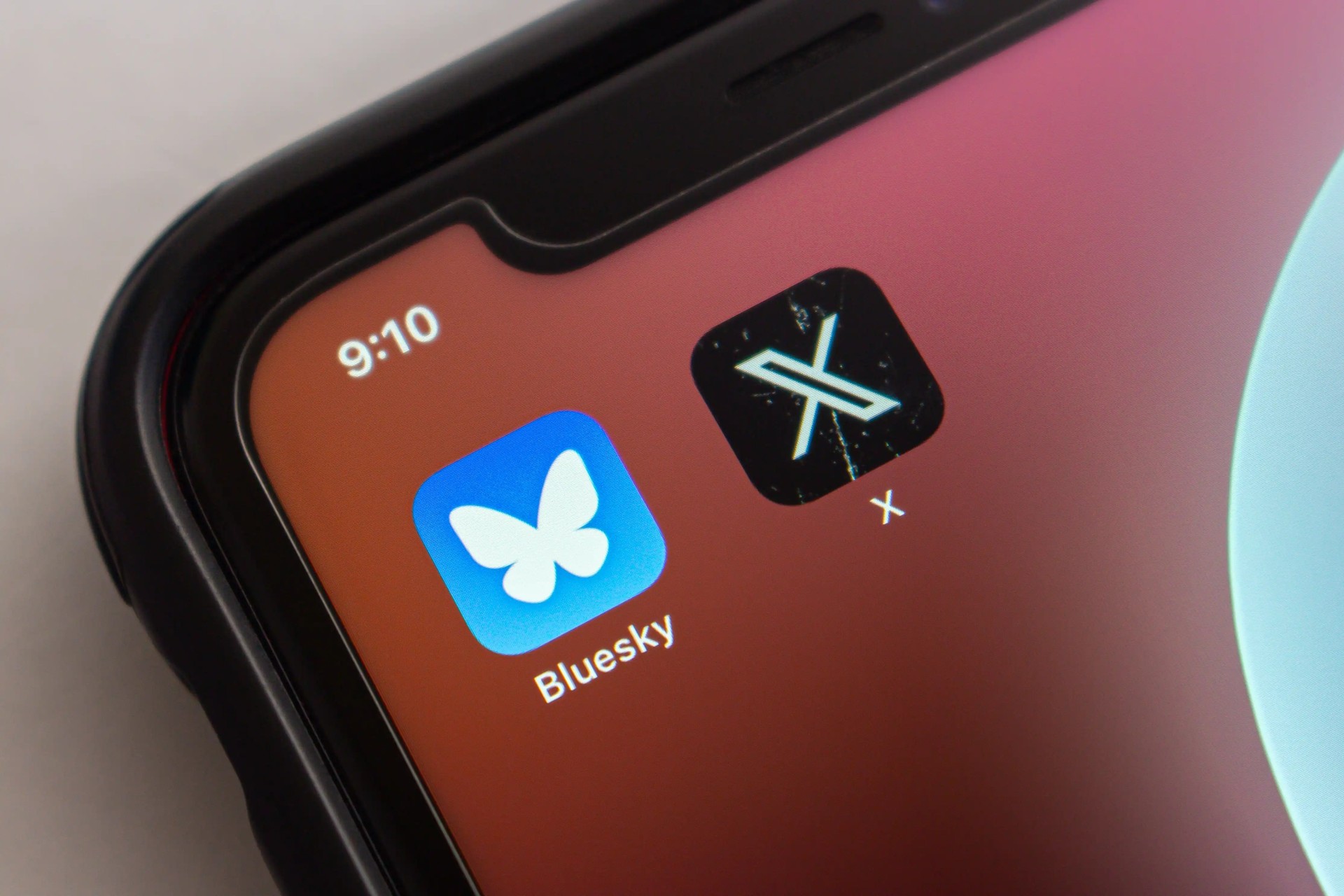 Bluesky e X (Twitter) lançam novos feeds de vídeos em meio à polêmica com TikTok