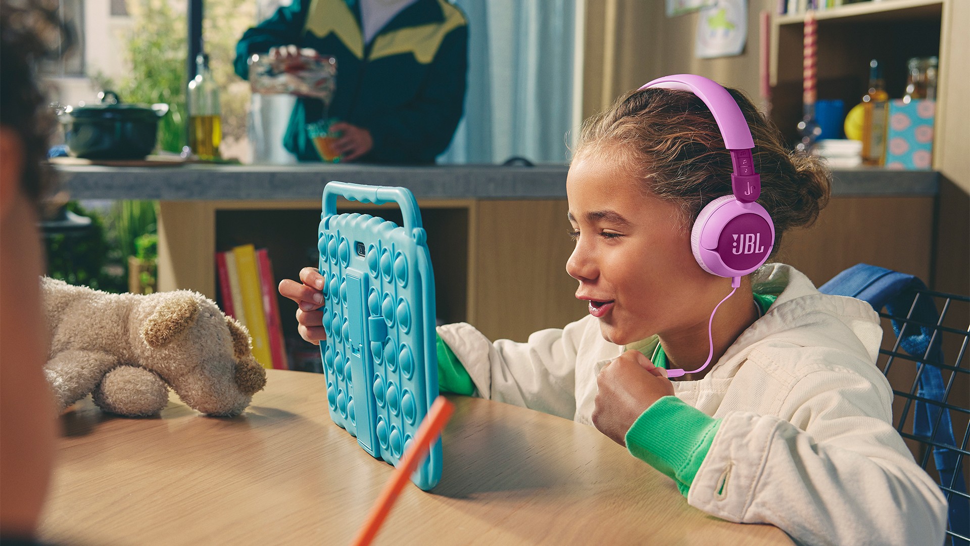 JBL lança headphone Junior 320 no Brasil com foco em crianças e visual colorido