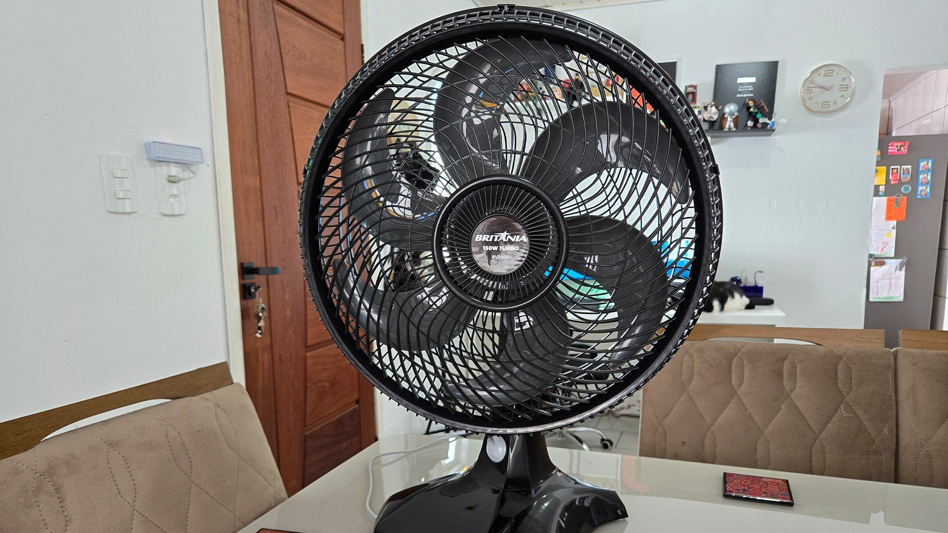 Ventilador Britânia BVT400 tem vento forte para ajudar no verão | Análise / Review