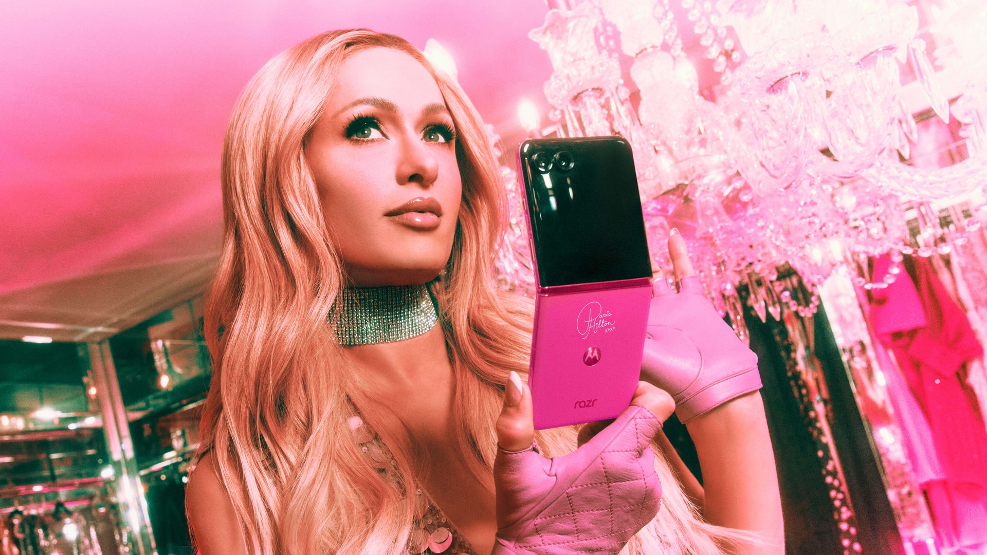 Motorola Razr Plus 2024 ganha edição especial rosa em parceria com Paris Hilton