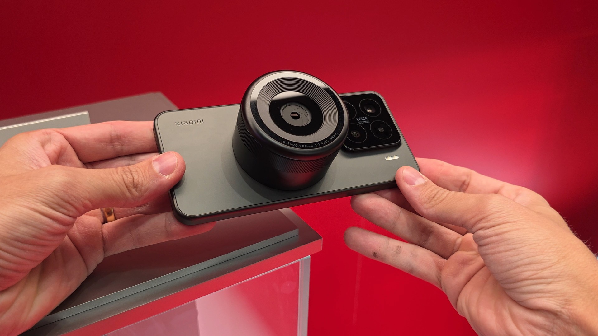 MWC 2025: Xiaomi apresenta conceito de lente magnética removível para fotografia mobile