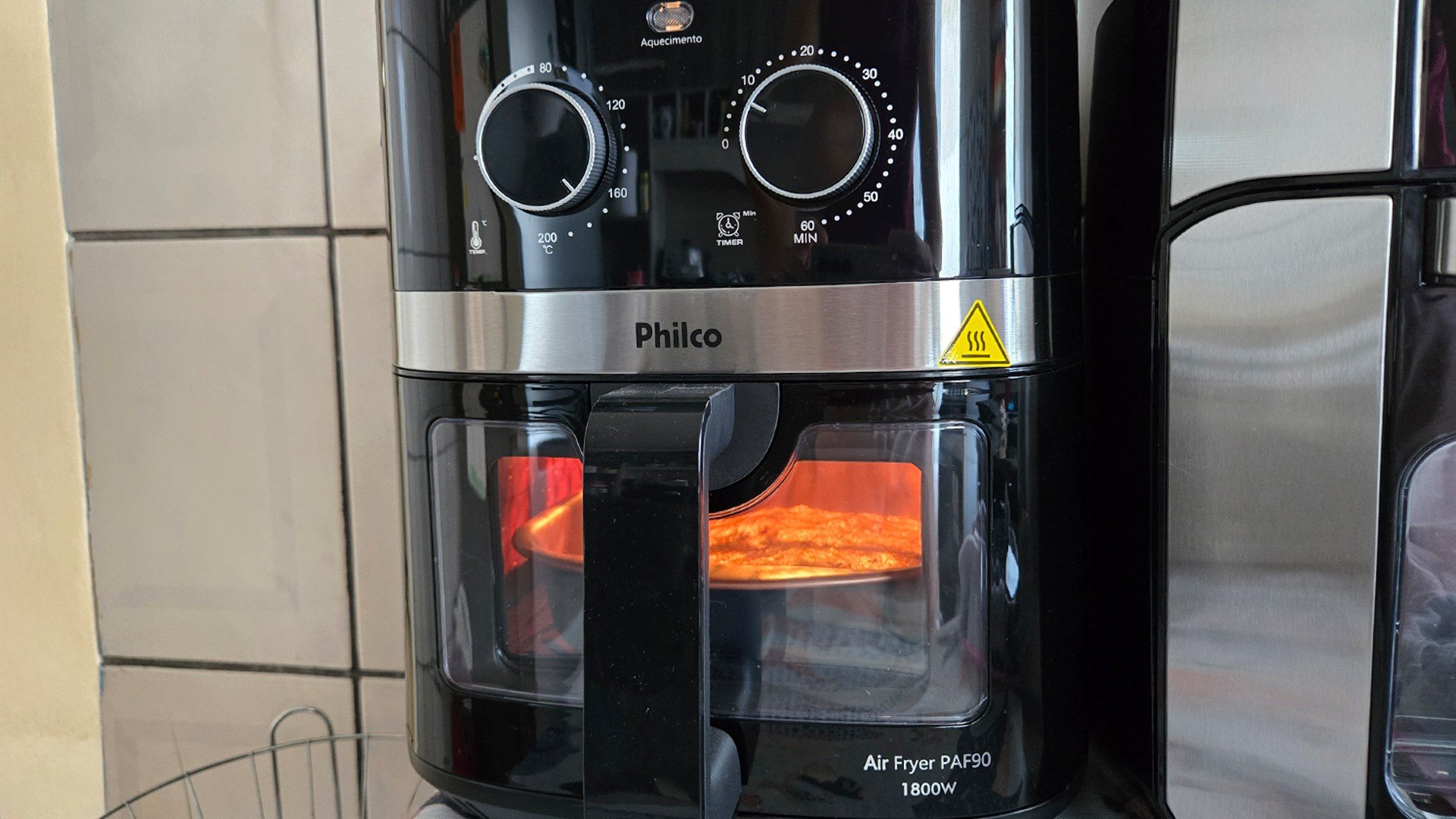 Air Fryer Philco PAF90 tem acabamento Redstone e capacidade de 9 litros | Análise / Review