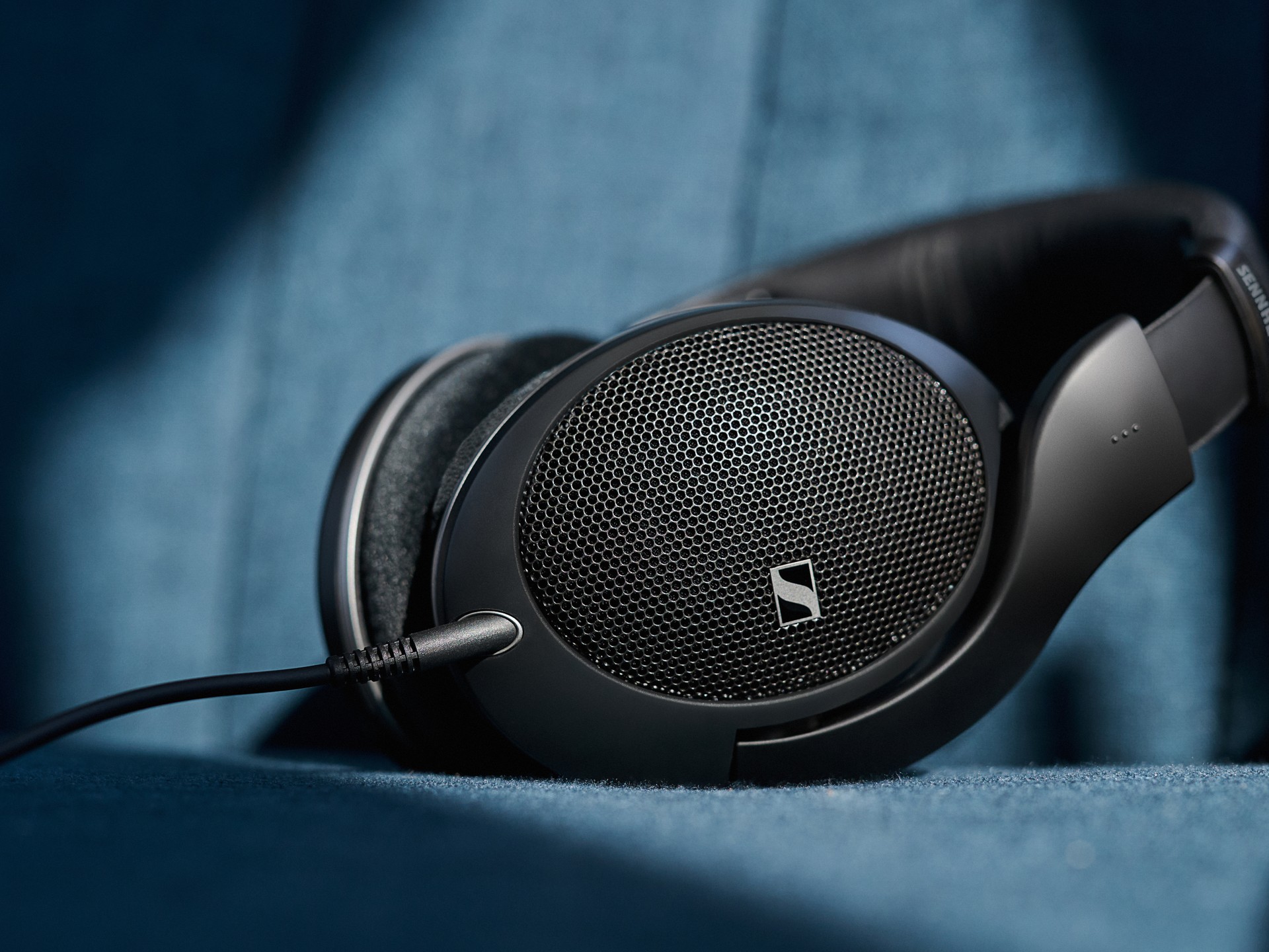Sennheiser anuncia HD 550 com foco em conforto e graves potentes