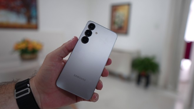 Galaxy S25 em oferta: top de linha compacto da Samsung por R$ 3.900 no Pix com cupom