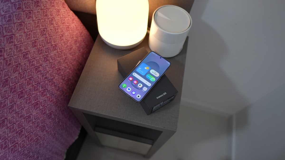 Galaxy S25 em promoção! Celular top Samsung entrega corpo compacto e preço baixo