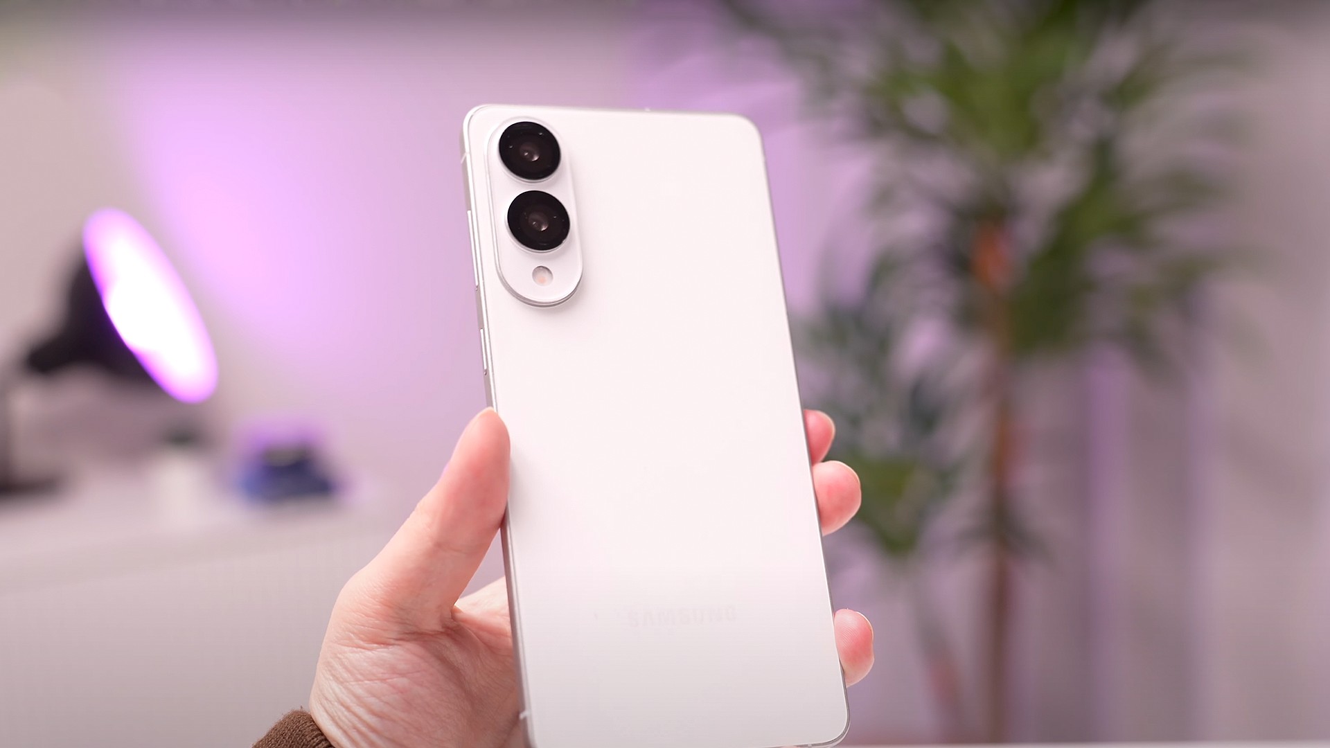 Galaxy S25 Edge: modelos não-funcionais destacam design ultra-fino e cor inédita em novo vídeo