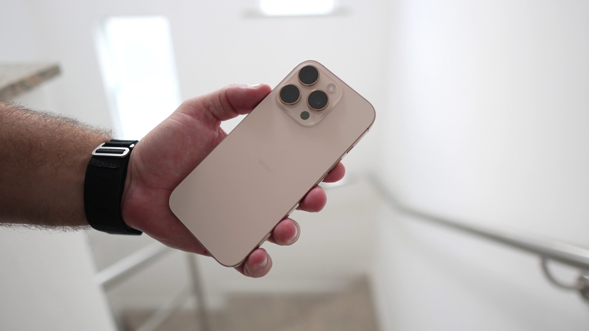 Chegou a hora de aposentar o XR: iPhone 16 Pro por menos de R$ 7.300 com cupom