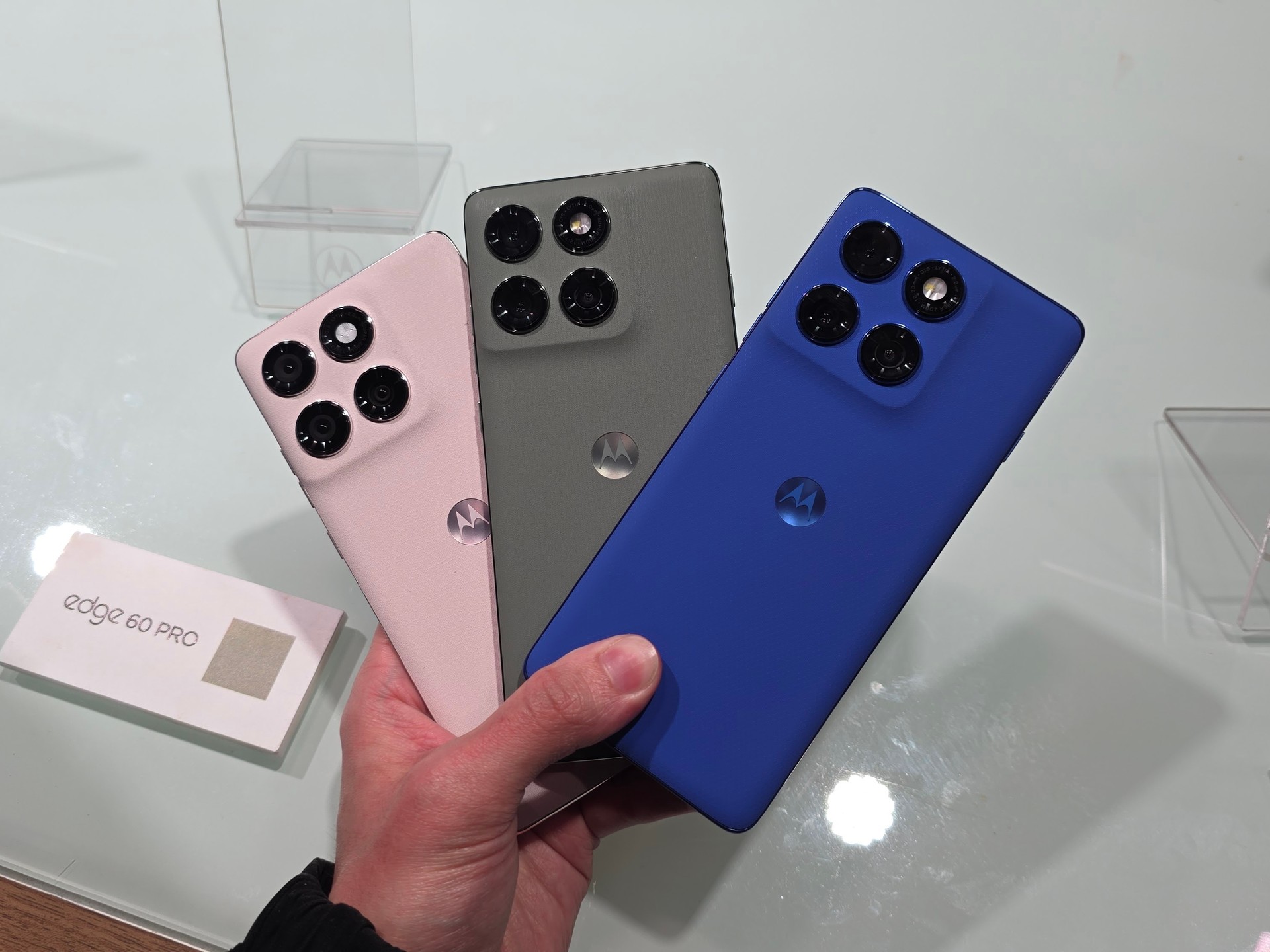 Motorola lança Edge 60 Pro e linha Razr 60 no Brasil com cores