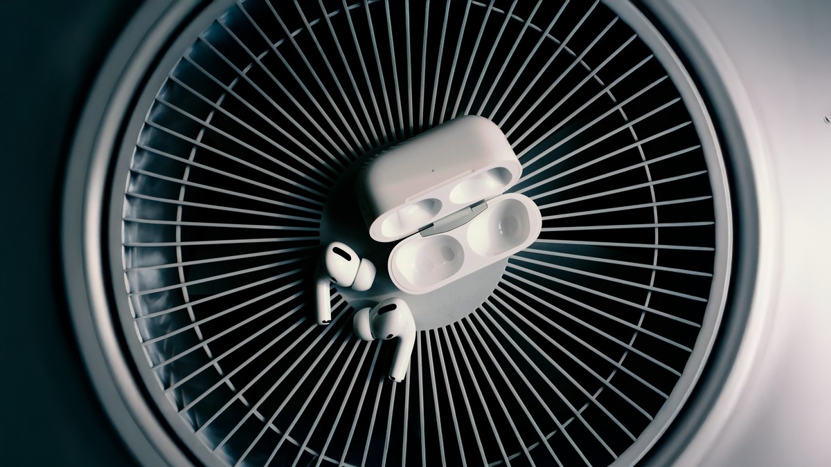 AirPods com câmera: vazado em vídeo, acessório de IA mantém lançamento distante