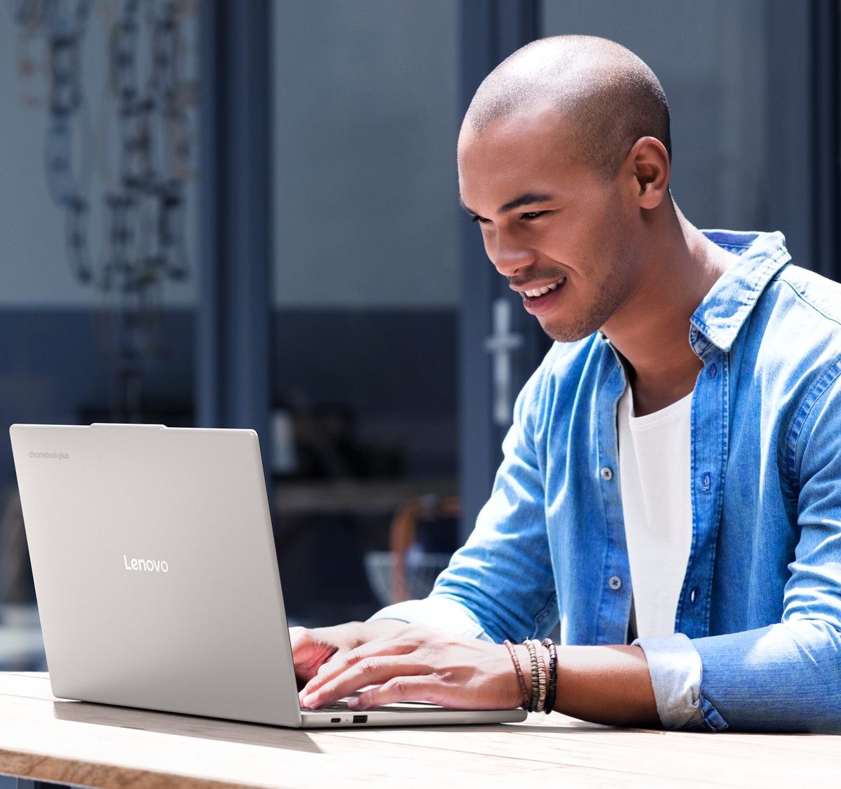 Lenovo Chromebook Plus 14 é lançado com chip MediaTek, tela OLED e