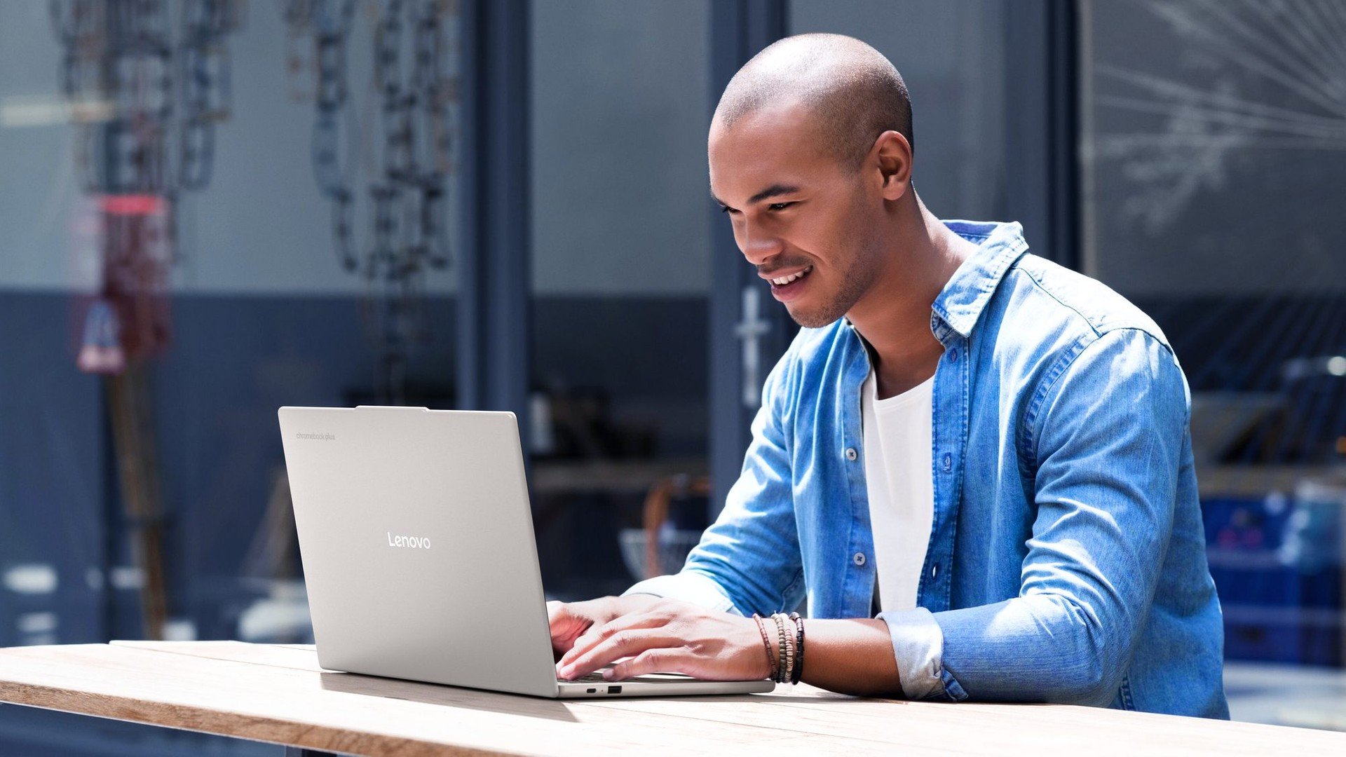 Lenovo Chromebook Plus 14 é lançado com chip MediaTek, tela OLED e bateria para até 17h
