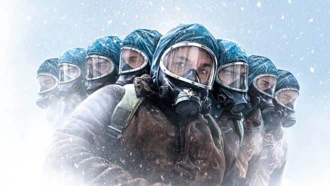 Personagens da série O Eternauta usando máscaras de gás e roupas de proteção em cenário com neve, retratando o ambiente pós-apocalíptico da série.