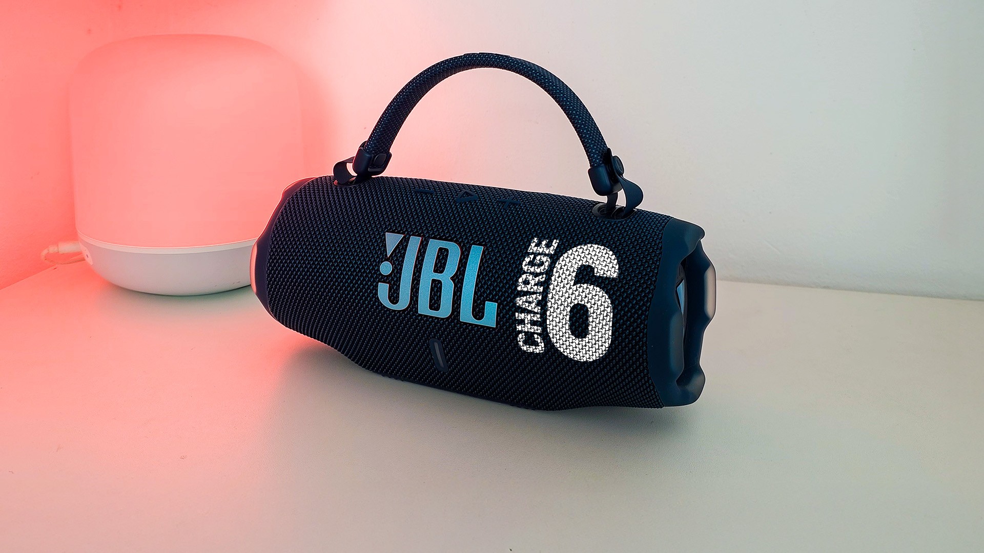 JBL Charge 6 está mais potente, resistente e ainda serve como