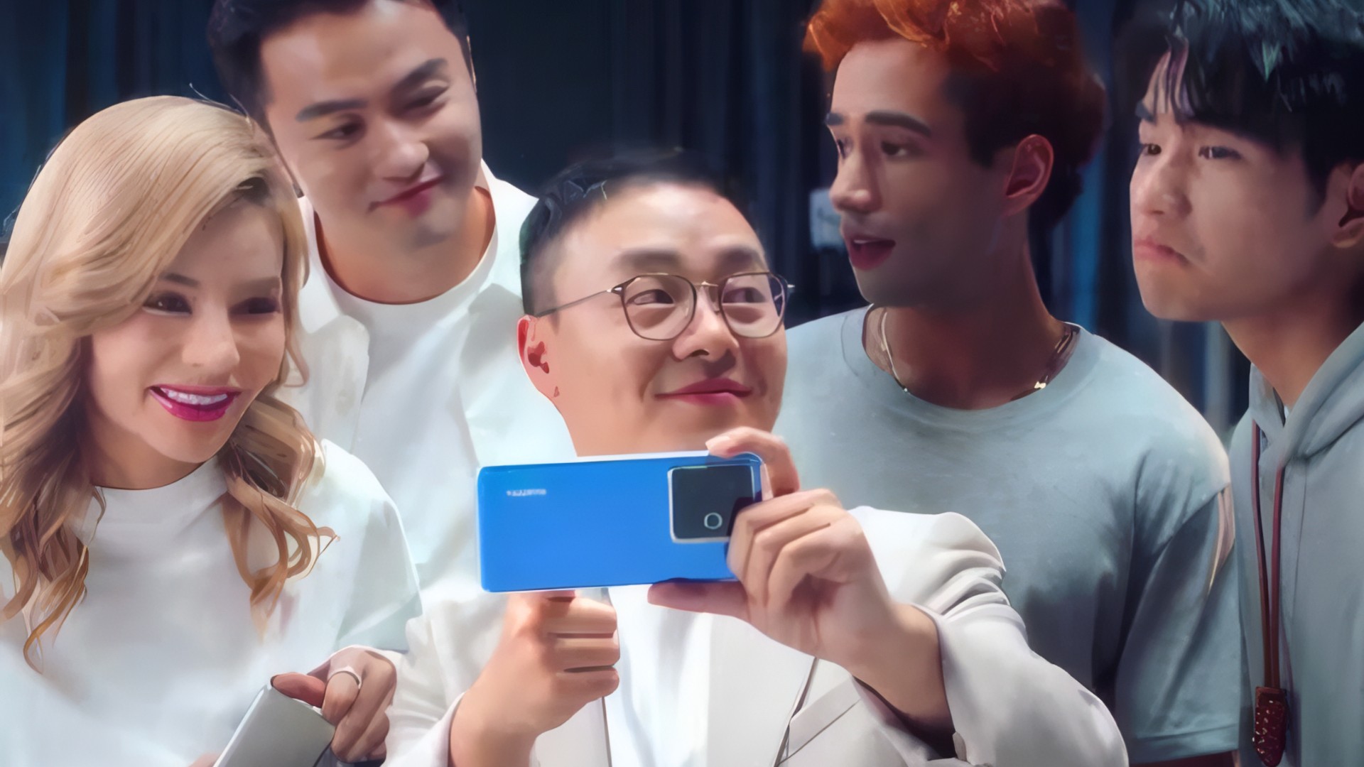 Realme mostra celular com 