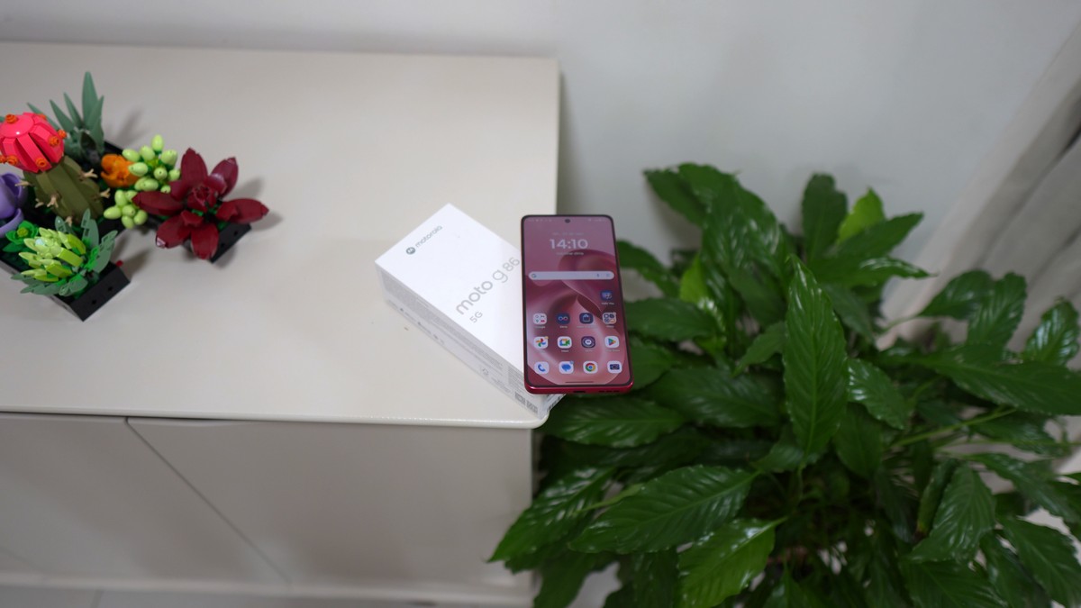 Moto G86 mais barato! Celular Motorola combina muita resistência, tela pOLED e preço acessível
