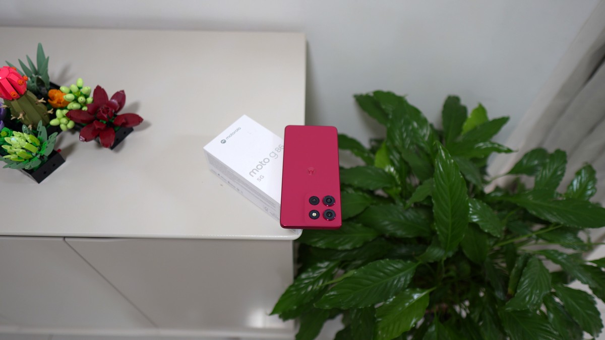 Moto G86 + Moto Buds: combo Motorola tem celular e fone de ouvido mais baratos hoje