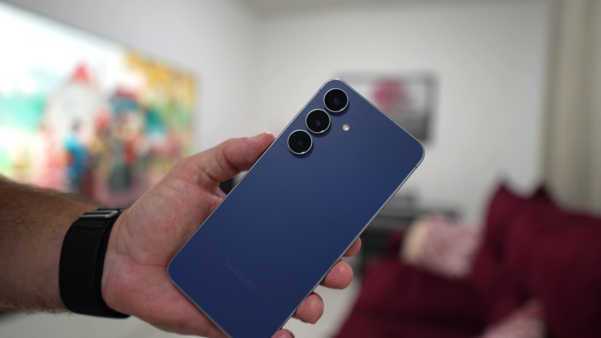 Papéis de parede do Galaxy S26 FE vazam e indicam três cores do celular da Samsung