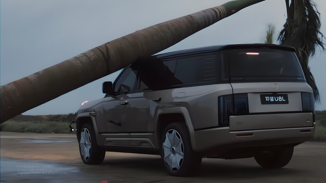 Sobreviveu? SUV luxuoso da BYD passa por teste de resistência com árvore de duas toneladas