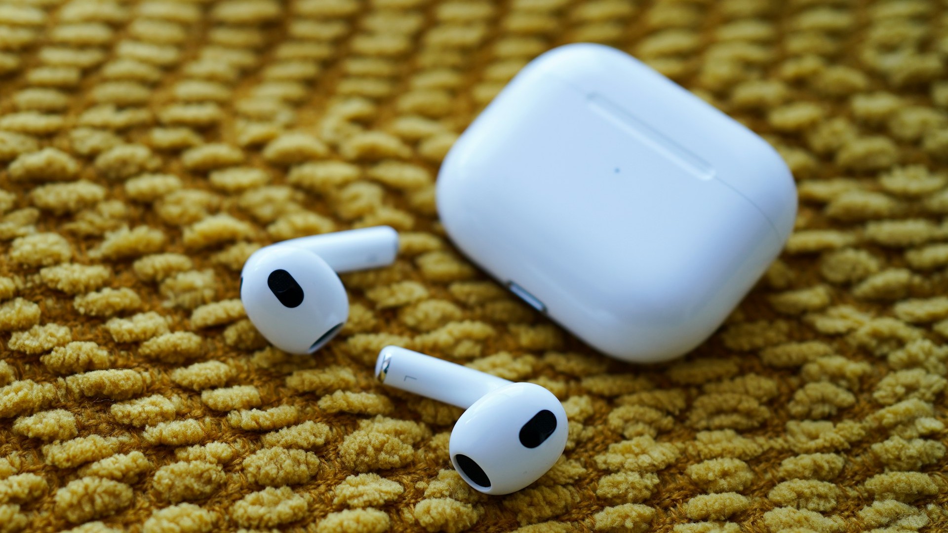 AirPods com câmeras têm novos detalhes revelados em código do