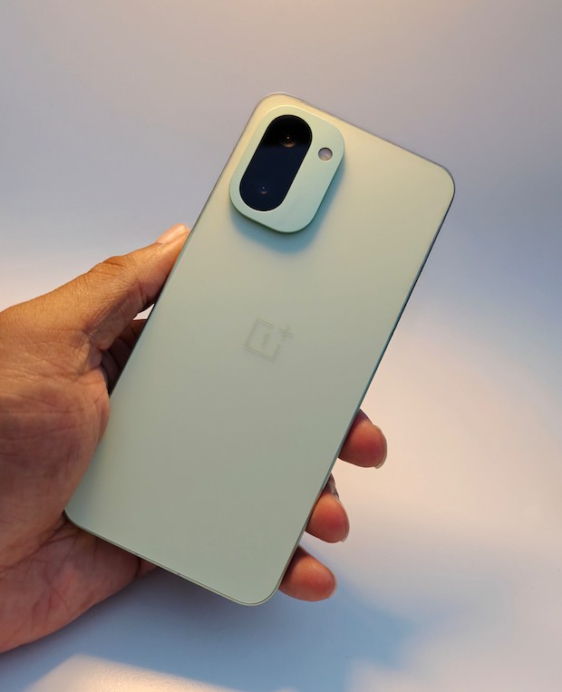 OnePlus 15R é lançado globalmente com Snapdragon 8, IP69K e