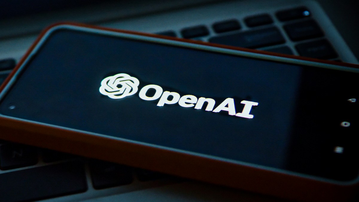 Novos protocolos da OpenAI monitoram o pensamento interno de agentes para evitar fugas digitais