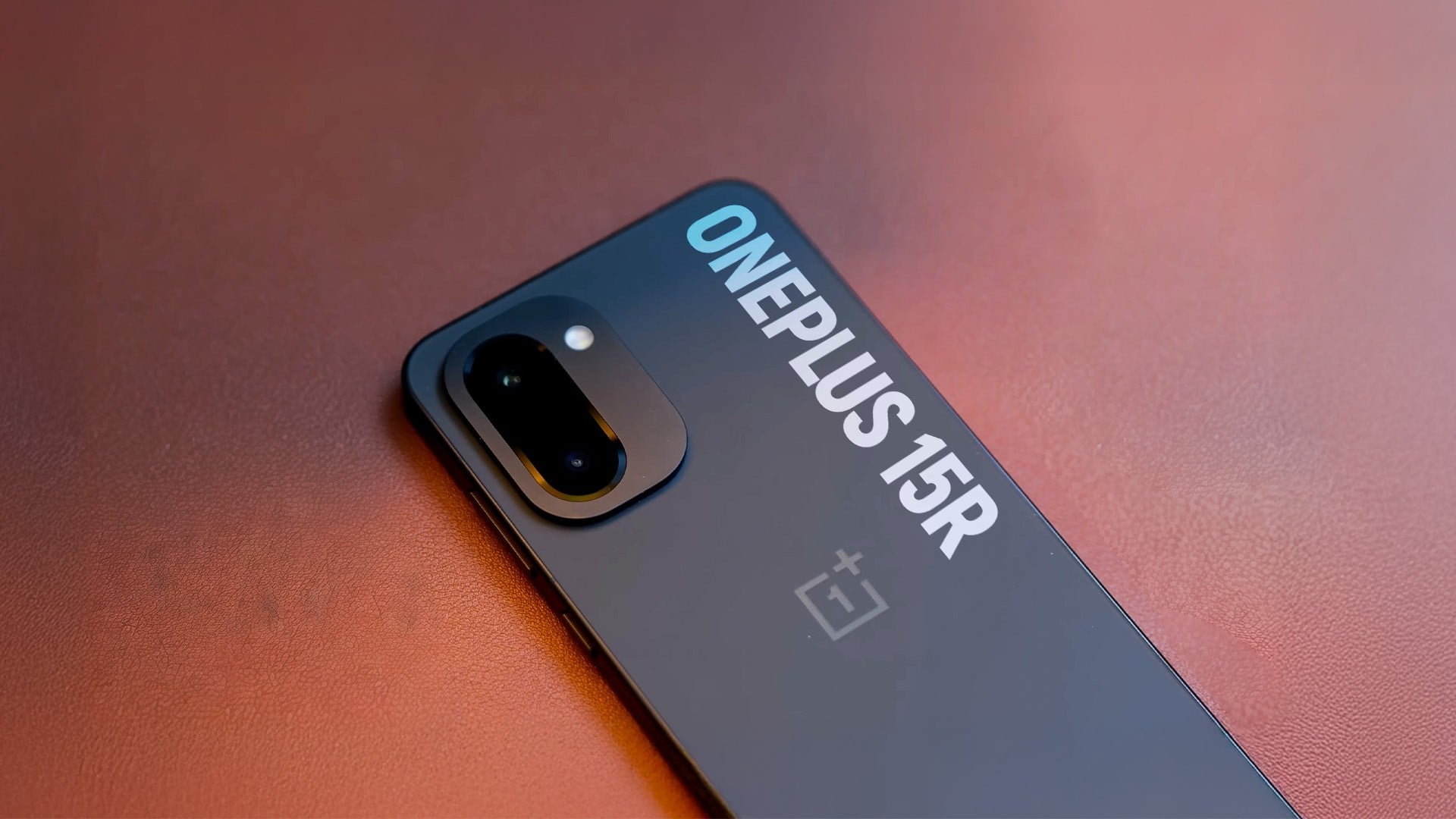 OnePlus 15R: bateria gigante e muita potência, mas... | Vídeo Hands-On