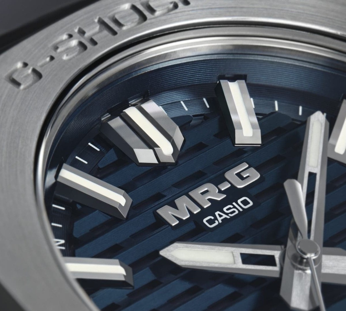 Casio lança G-Shock MRG-B2100D-2A com titânio e azul inspirados na