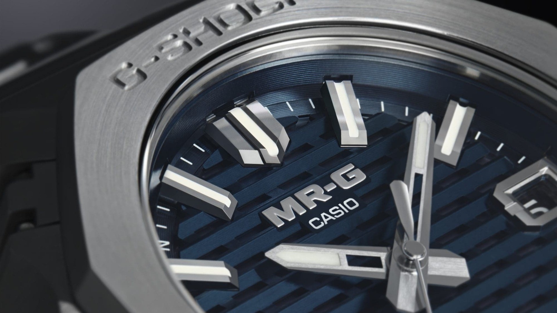 Casio lança G-Shock MRG-B2100D-2A com titânio e azul inspirados na arte secular japonesa