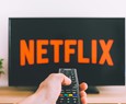Netflix de olho em voc?: empresa come?a a filmar brasileiros para medir aten??o na TV