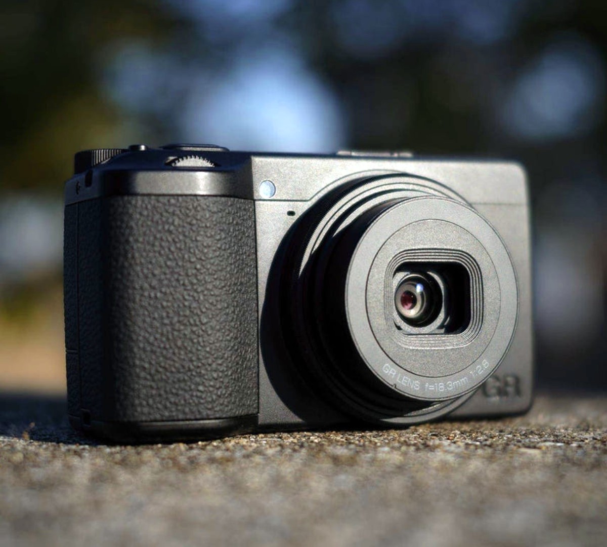 Câmera Ricoh GR IV ganha versão monocromática com sensor APS-C e
