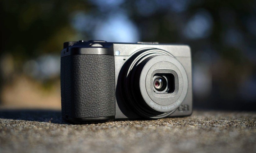 Câmera Ricoh GR IV ganha versão monocromática com sensor APS-C e