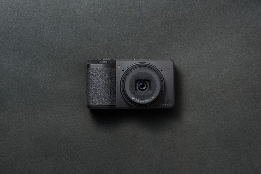 Câmera Ricoh GR IV ganha versão monocromática com sensor APS-C e