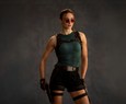  Sophie Turner surge como Lara Croft pela primeira vez em v?deo de bastidores; veja
