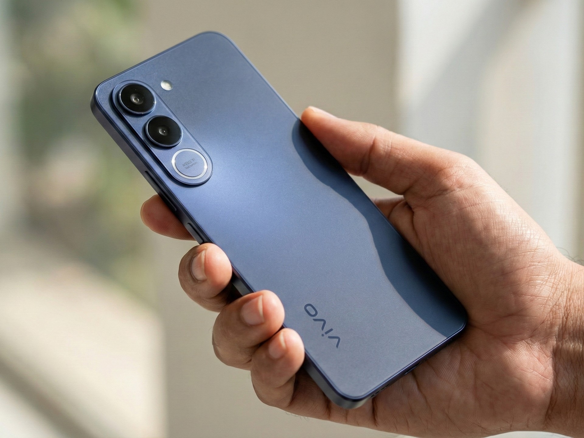 Vazamento detalha Vivo V70 FE com autonomia recorde e suporte de