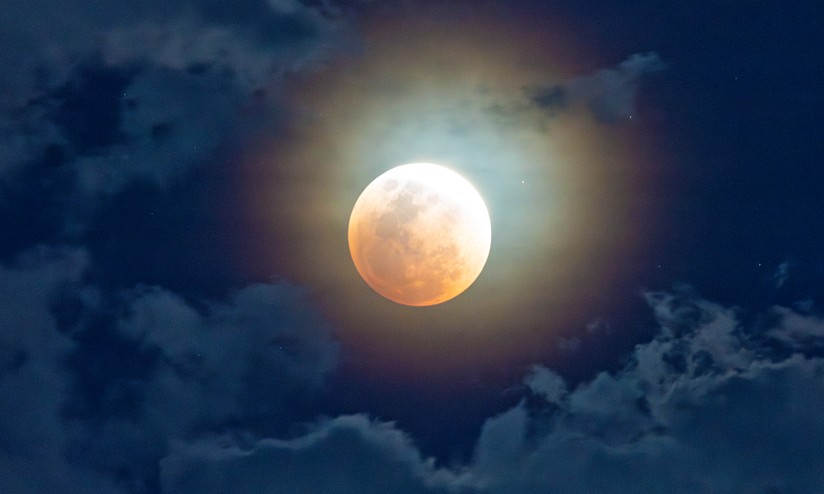 Imagem ilustrativa sobre Eclipse lunar quase total em 28/08: 93% da lua vira vermelho na madrugada brasileira