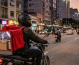 Governo quer que iFood, Uber e outros apps exibam ganhos do entregador para usu?rios