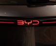 Nova bateria da BYD resiste a serras e congelamento por horas sem pegar fogo em testes