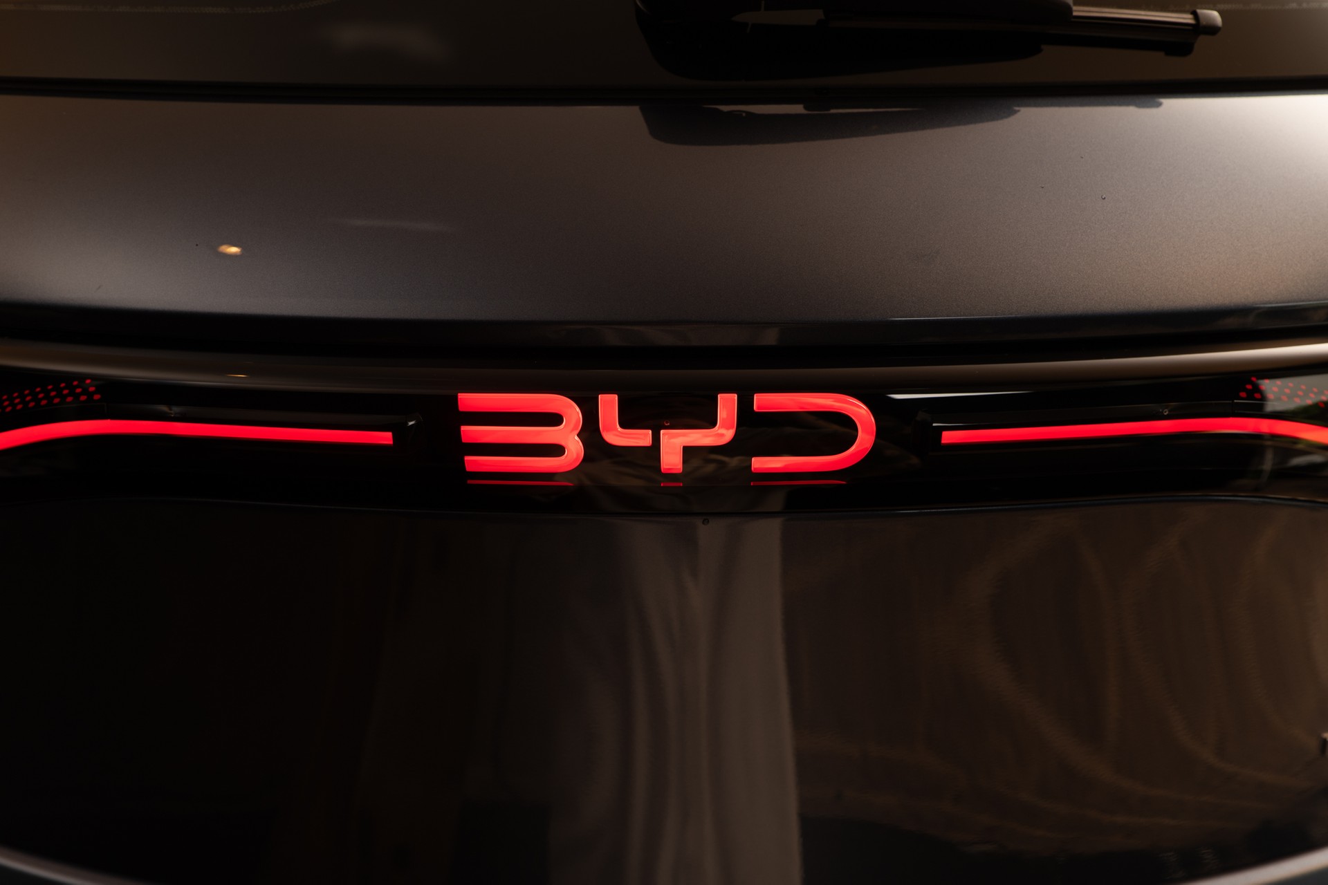 Bateria da BYD desafia os limites: serra elétrica e congelamento não a derrubam em teste brutal