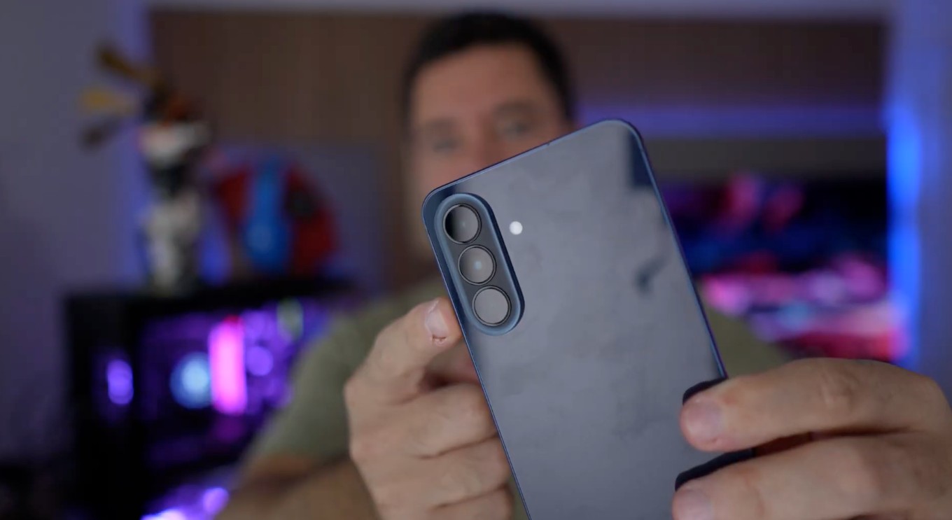 nossas bancadas. O Samsung Galaxy A57 está disponível na Casas Bahia por R$ 2.69